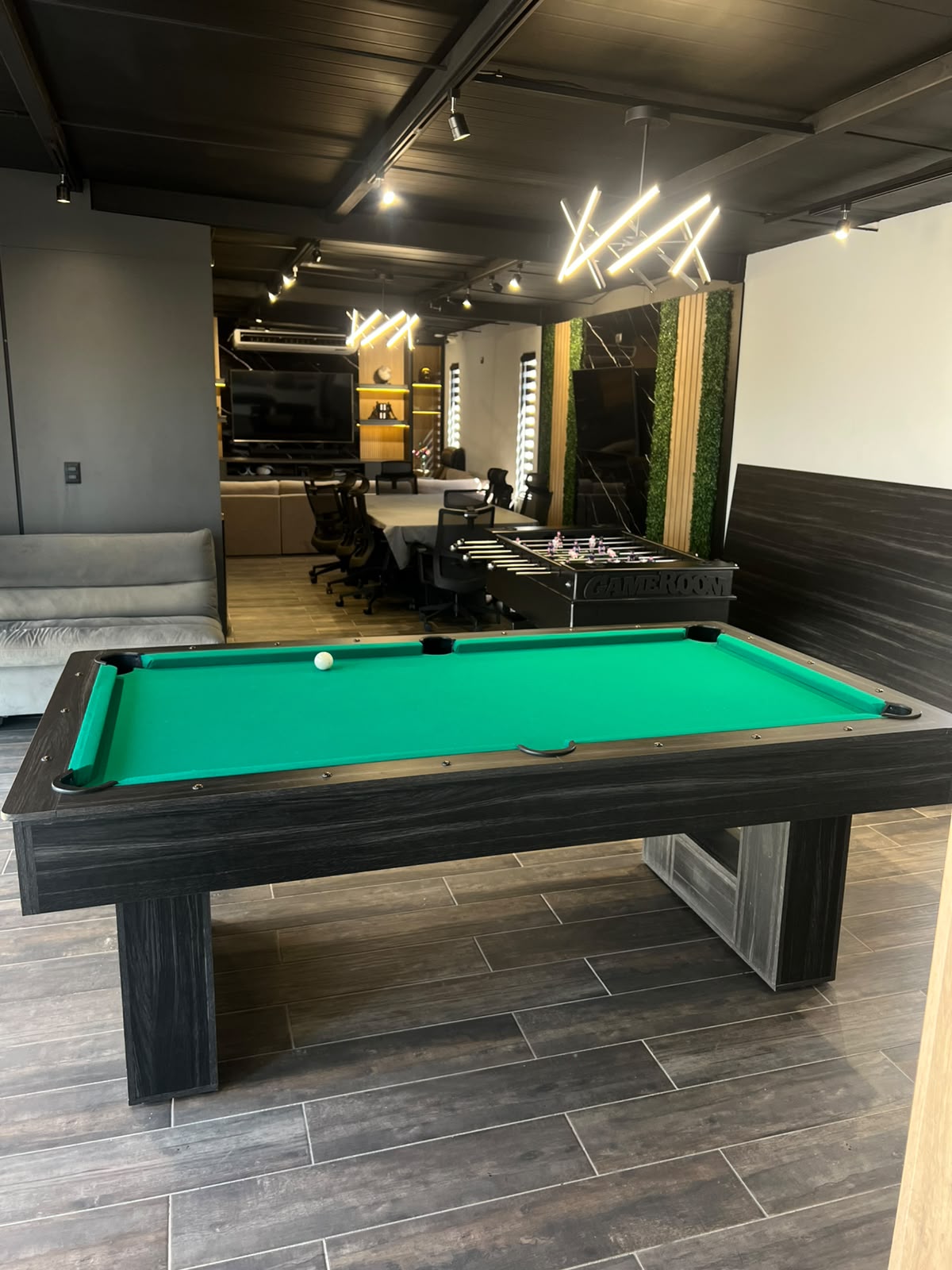 Mesa negra con paño verde en game room