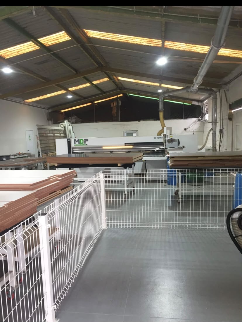 Máquina de corte de tableros en el área de producción de Gorilas
